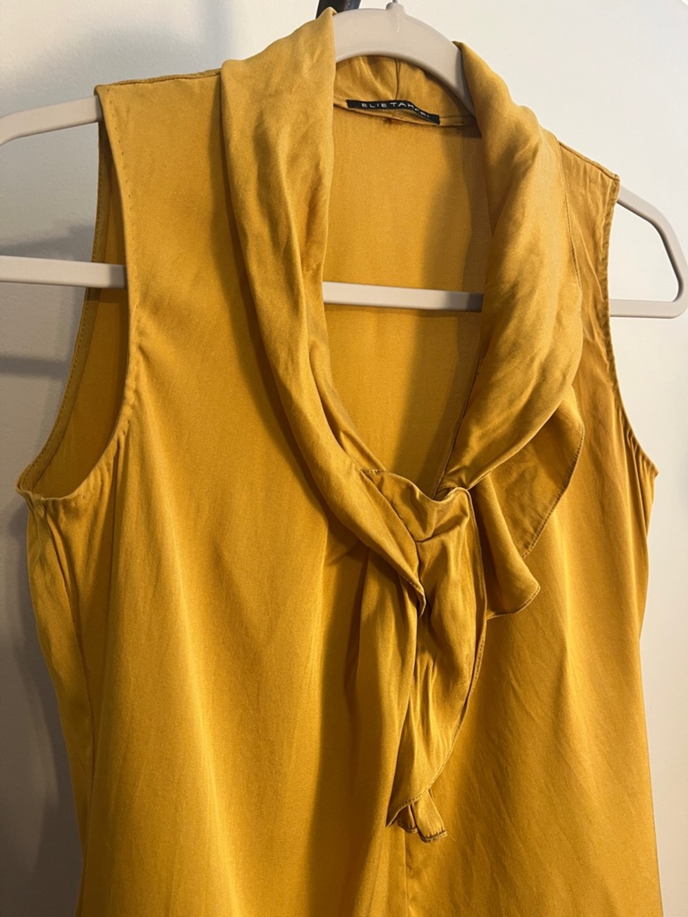 Elie Tahari SILK SATIN BLOUSE Sleeveless Ruffle V Neck Yellow Gold Size Small - Picture 2 of 5